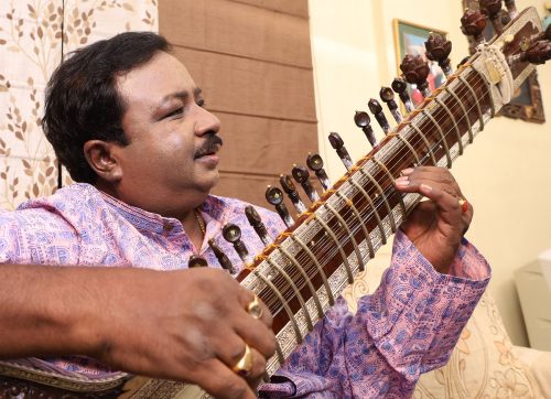 Dhruba-Chakraborty-with-his-sitar